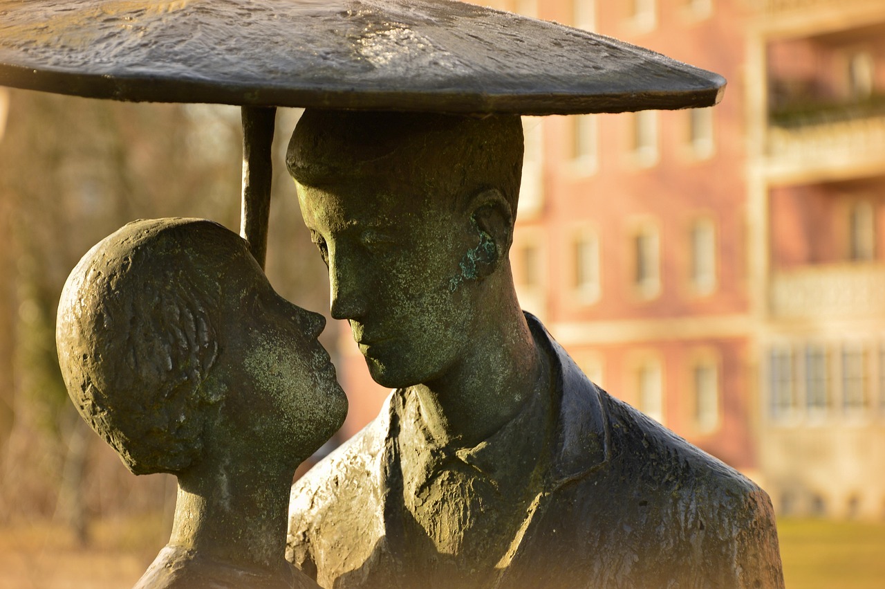 bronze lovers sculpture